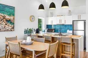 Dining - 3 Andari Sunshine Beach Modern Apt 1 Min Beach (Noosa)