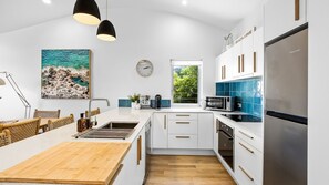 Fridge, microwave, oven, stovetop - 3 Andari Sunshine Beach Modern Apt 1 Min Beach (Noosa)