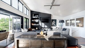 Smart TV - Absolute Beachfront House with Pool & Views (Noosa)