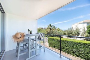 Outdoor dining - Sunrise Central Pool Views 1 Min to Beach (Sunrise Beach)
