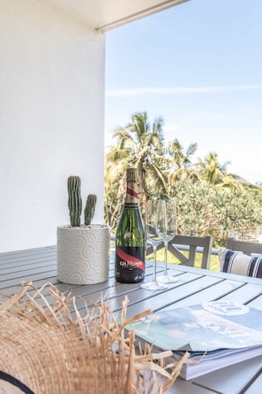 Outdoor dining - Sunrise Central Pool Views 1 Min to Beach (Sunrise Beach)