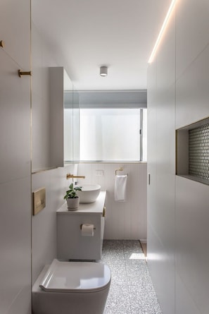Shower, hair dryer - Sunrise Central Pool Views 1 Min to Beach (Sunrise Beach)