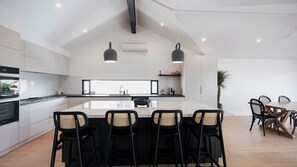 Geladeira, micro-ondas, cooktop, lava-louças