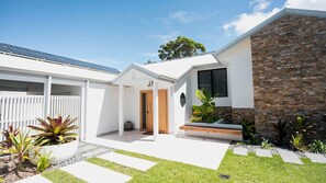 Exterior - Sunset Lagoon Noosa Luxury with Stunning Views (Noosa)