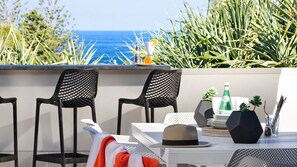 Outdoor dining - The Boat House Luxury Beachside w/ Heated pool (Noosa)
