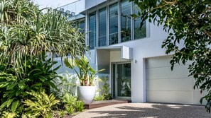 Exterior detail - The Boat House Luxury Beachside w/ Heated pool (Noosa)