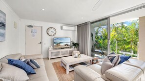 Smart TV, books - Beautiful Apt in Luxe Beachside Noosa Resort (Noosa)