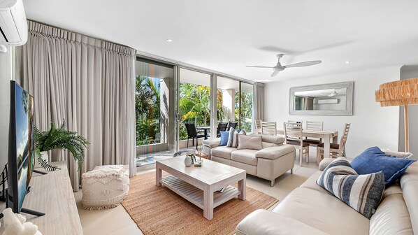 Smart TV, books - Beautiful Apt in Luxe Beachside Noosa Resort (Noosa)