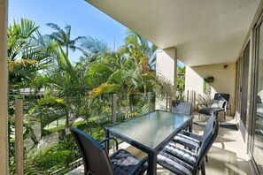 Outdoor dining - Beautiful Apt in Luxe Beachside Noosa Resort (Noosa)