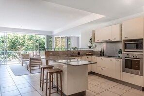 Fridge, microwave, oven, stovetop - Heart of Sunshine Spacious Apt Pool and Garden (Noosa)