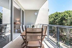 Outdoor dining - Heart of Sunshine Spacious Apt Pool and Garden (Noosa)