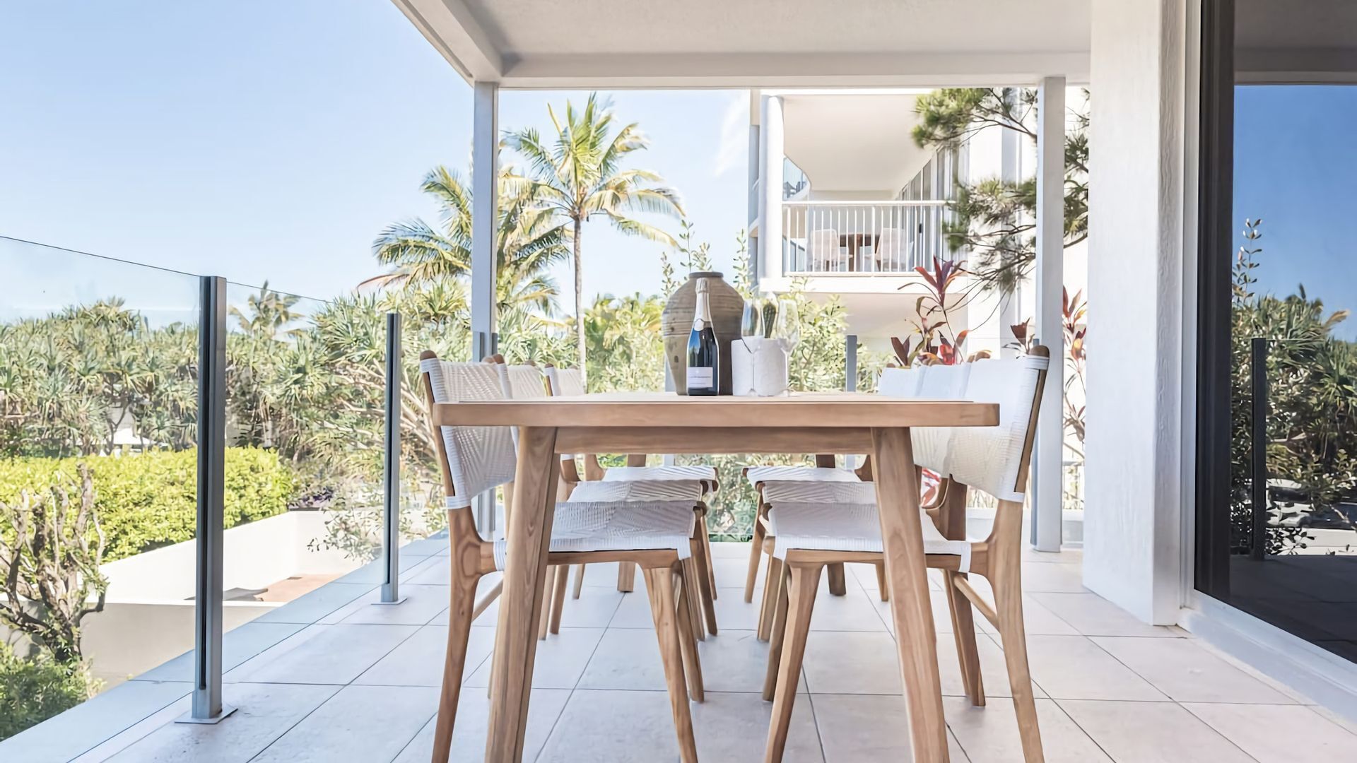 屋外ダイニングエリア