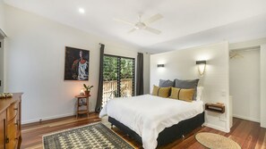 3 bedrooms, travel cot, WiFi - Beautiful Sunshine Beach Retreat with Heated Pool (Noosa)