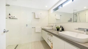 Douche, sèche-cheveux