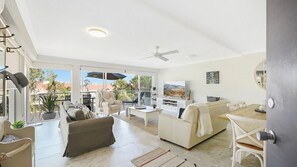 Smart TV - Hamptons Style Beach Retreat in Noosa s Heart (Noosa)