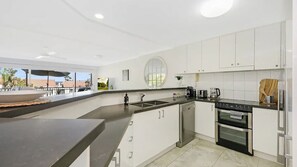 Fridge, microwave, oven, coffee/tea maker - Hamptons Style Beach Retreat in Noosa s Heart (Noosa)