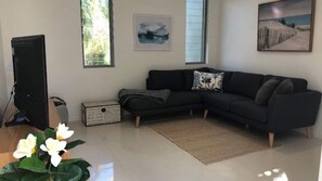 Smart TV - Coastal Chic with Heated Pool Quiet Location (Noosa)