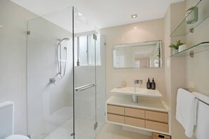 Shower - Coastal Chic with Heated Pool Quiet Location (Noosa)