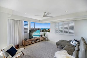 Smart TV - Coastal Chic with Heated Pool Quiet Location (Noosa)