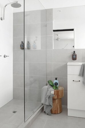 Douche, séchoir à cheveux
