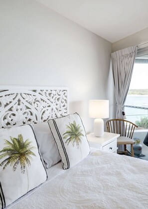 3 bedrooms, travel cot, WiFi, bed sheets - Noosa Penthouse with Stunning River Views (Noosa)