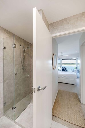 Shower, hair dryer - Noosa Penthouse with Stunning River Views (Noosa)