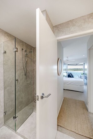 Douche, sèche-cheveux