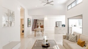 Smart TV - Sleek Stylish Family Beach House Near Junction (Noosa)
