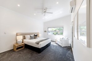 4 bedrooms, iron/ironing board, WiFi