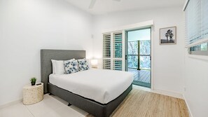 4 bedrooms, travel cot, WiFi - Sleek Stylish Family Beach House Near Junction (Noosa)