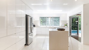 Fridge, microwave, oven, coffee/tea maker - Sleek Stylish Family Beach House Near Junction (Noosa)