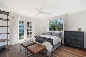 4 bedrooms, bed sheets - The River Shack Vintage Luxe Right Beside River (Noosa)
