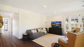 Smart TV - The River Shack Vintage Luxe Right Beside River (Noosa)