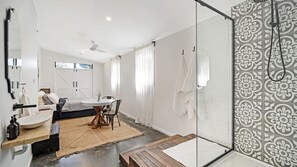 4 bedrooms, bed sheets - The River Shack Vintage Luxe Right Beside River (Noosa)