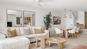 Smart TV - Bella Vista Noosa Luxury on White Sands (Noosa)