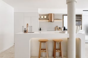Coffee/tea maker, fridge, microwave, oven - Bella Vista Noosa Luxury on White Sands (Noosa)