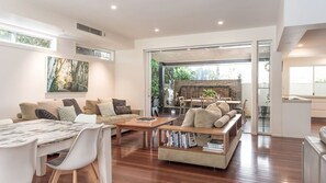 Smart TV - Villa Ohana Pono Luxury Family Home in Sunshine (Sunshine Beach)