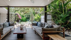 Terrace/patio - Villa Ohana Pono Luxury Family Home in Sunshine (Sunshine Beach)