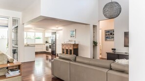 Smart TV - Villa Ohana Pono Luxury Family Home in Sunshine (Sunshine Beach)