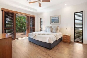 4 bedrooms, iron/ironing board, WiFi - Seahorse Family & Pooch Friendly Waterfront Home (Noosa)