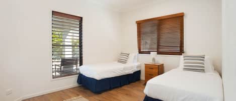 4 habitaciones, tabla de planchar con plancha y wifi