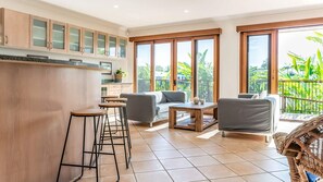 Smart TV - The Seahorse Family Pooch Friendly Home (Noosa)