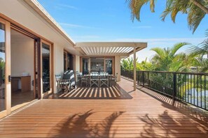 Outdoor dining - Seahorse Family & Pooch Friendly Waterfront Home (Noosa)