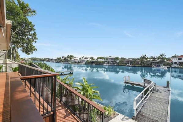 Property grounds - Seahorse Family & Pooch Friendly Waterfront Home (Noosa)