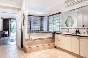 Shower - Seahorse Family & Pooch Friendly Waterfront Home (Noosa)