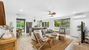 Smart TV - The Seahaven Family Home with Pool Pet Friendly (Noosa)