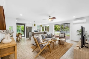 Un espacio habitable moderno con cocina, comedor y zona de estar.