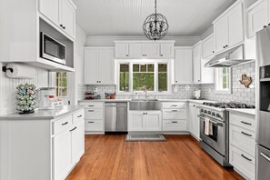 Fridge, microwave, oven, stovetop - Segner Hause | Firepit | 4 miles to Main (Fredericksburg)