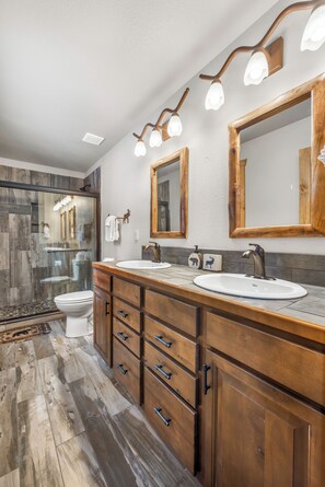 Combined shower/bathtub, hair dryer, towels