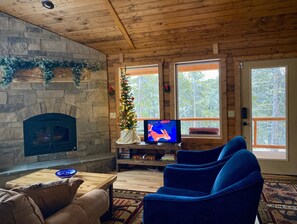 Smart TV, fireplace, books - New! Mountain Cabin w/Fireplace and Large Deck, 25 Miles to Breckenridge - Tranquility Inn (Fairplay)